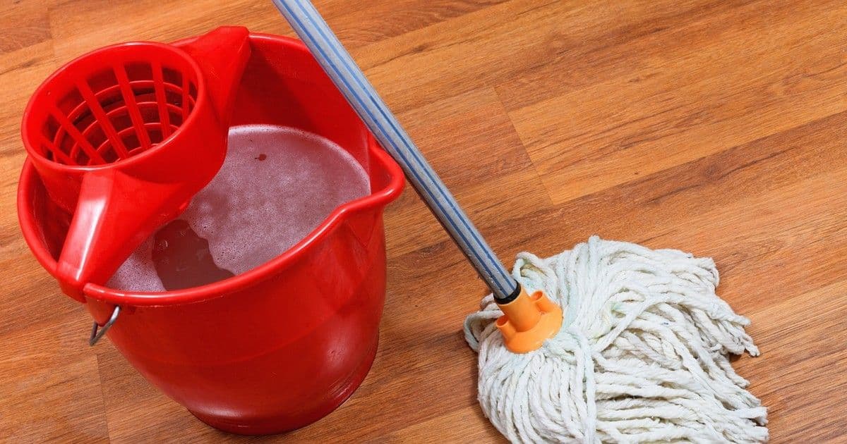 Veszélyes takarítási hiba: a forró víz titokban pusztítja fapadlódat!