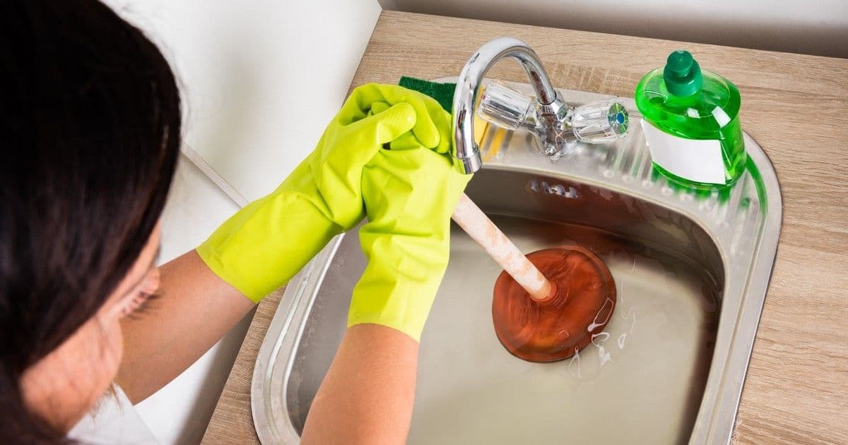 Felejtsd el a drága vegyszereket: a lefolyó szagtalanításának titka
