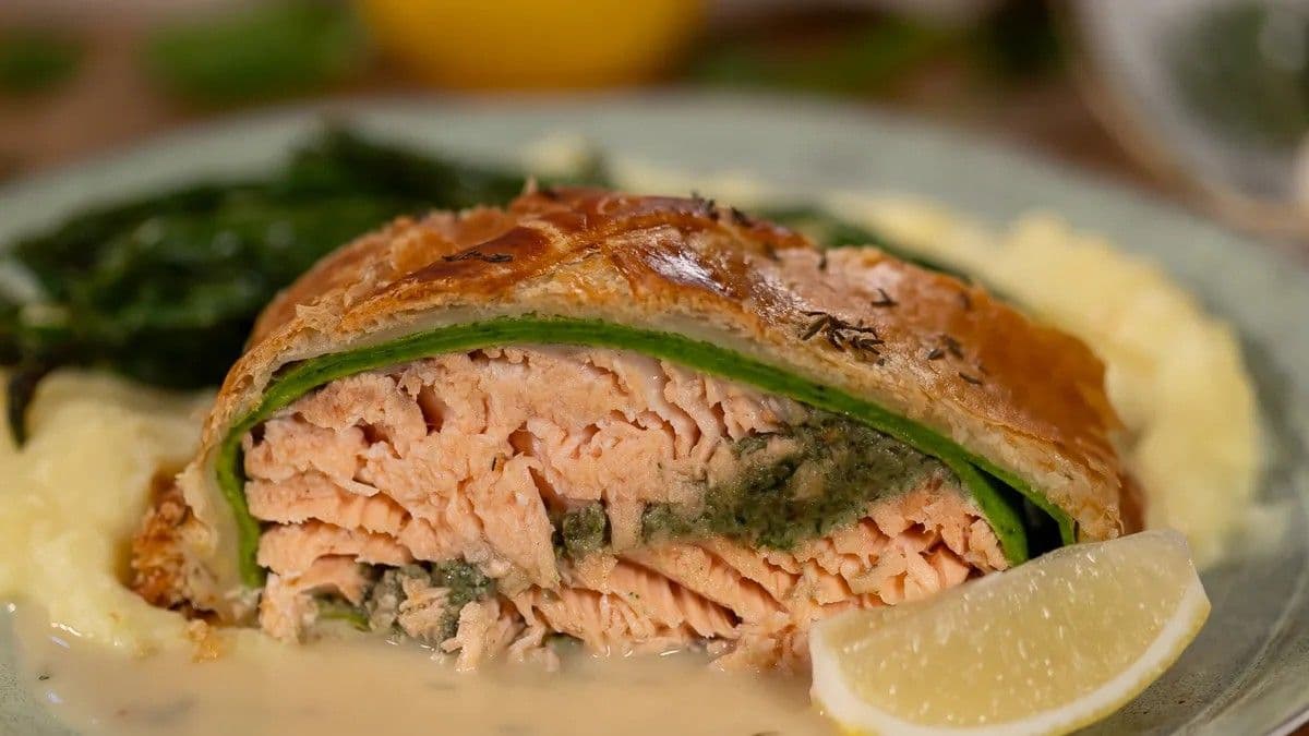 Felejtsd el a hagyományos ünnepi menüt: Lazac Wellington, ami mindenkit lenyűgöz!