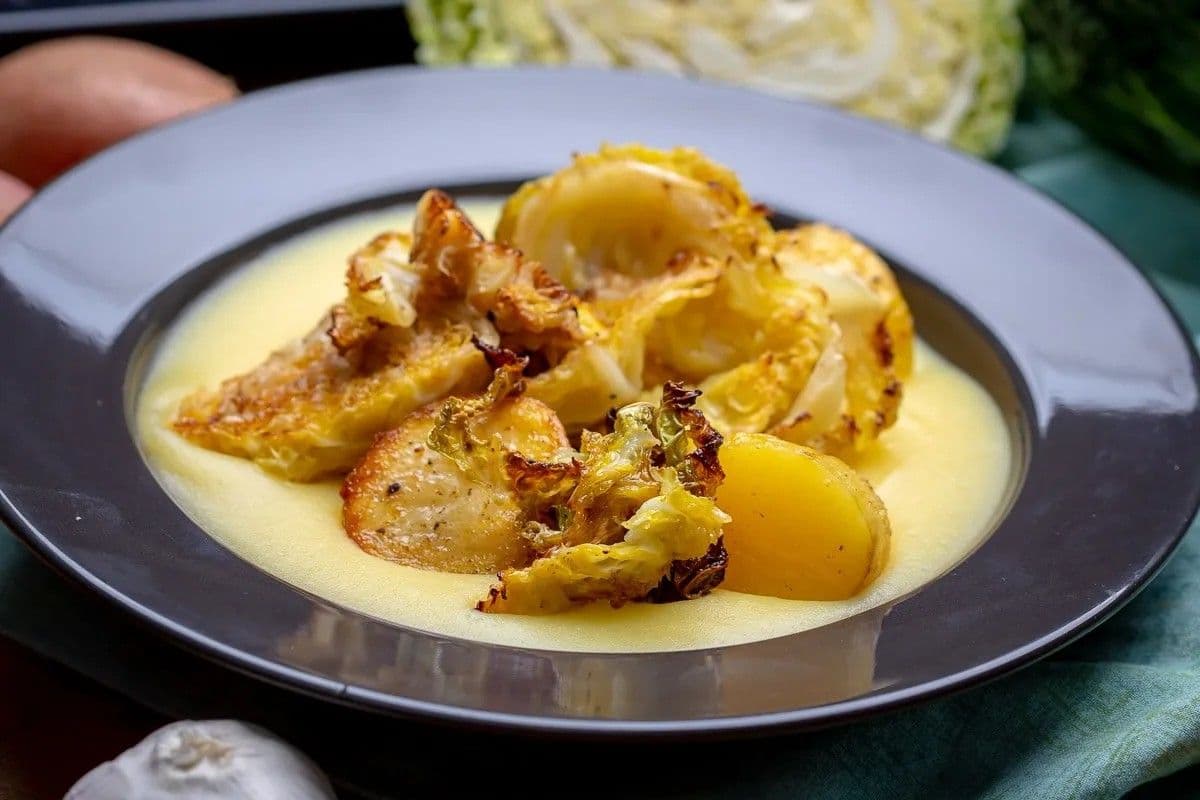 Kelkáposzta-főzelék újragondolva: sült zöldségekkel hódít a klasszikus!