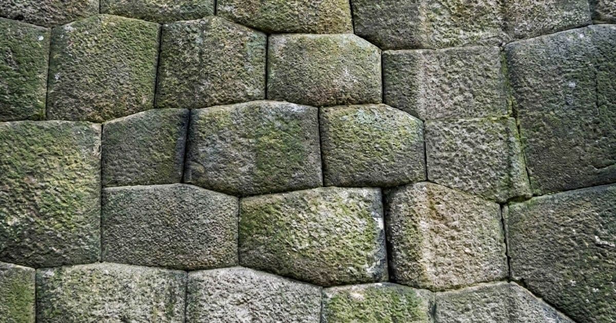 Ősi építészeti bravúr: Hogyan alkották meg a tökéletes sokszögű falakat?